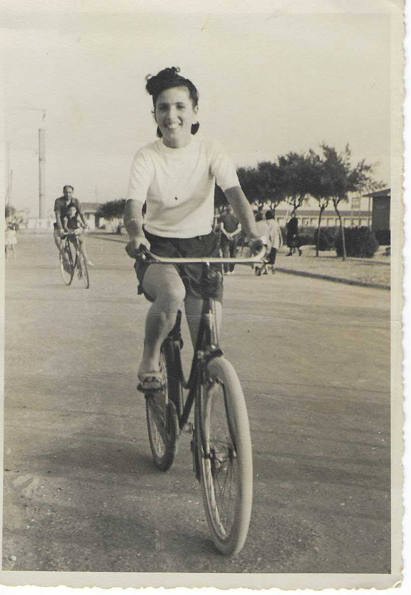 Lola Zorzit a Lido di Camaiore, estate 1940. <br>Per gentile concessione della famiglia.